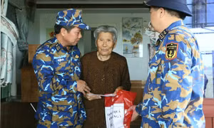 Bộ Tư lệnh Hải quân mang hơi ấm nghĩa tình tới đồng bào bị thiên tai ở Đà Nẵng và Huế