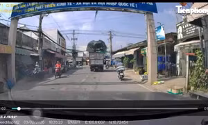 Đang trên đường bị bao hàng rơi từ xe tải đè trúng người