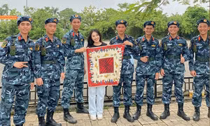 (Từ trái qua) Các bạn trẻ Hà Chu, Minh Ti và Ngọc Hiền cùng thực hiện sản phẩm “Nối vòng tay lớn” nhân dịp kỷ niệm 80 năm Cách mạng Tháng Tám thành công và Quốc khánh 2/9