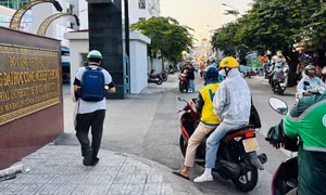 Sinh viên nháo nhác vì bãi xe bất ngờ đóng cửa, trường đại học chuyển hướng học online