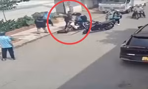 Xác minh vụ thanh niên dùng mũ bảo hiểm đánh liên tiếp 2 nam sinh trên đường