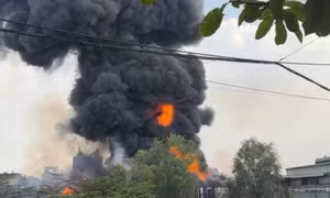 Xưởng nhựa trong khu dân cư bất ngờ bốc cháy dữ dội ở TPHCM