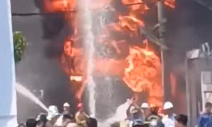 Xe bồn chở xăng bốc cháy lan sang xưởng sản xuất, thiêu rụi 2 ô tô, đứt dây điện 22kV