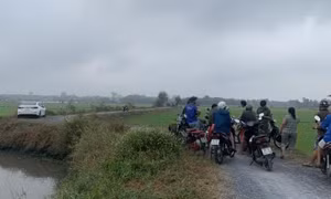 Người đàn ông tử vong trong tư thế treo cổ ở bờ ruộng