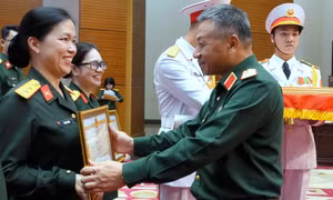 Thu hút nhân tài nữ phục vụ lâu dài trong Quân đội