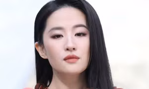 Lưu Diệc Phi lép vế