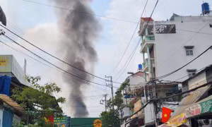 Cháy nhà trưa 25 tháng Chạp, khói đen bốc cao hàng chục mét