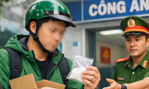 Nghi có ma túy, shipper chở thẳng túi hàng đến đồn công an