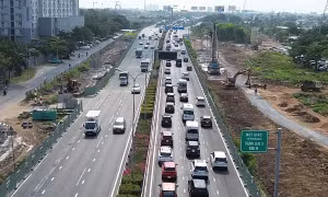 CLIP: Cửa ngõ TPHCM ùn ứ ngày đầu nghỉ lễ, dòng xe nhích từng chút