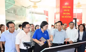 Bí thư Thành ủy Trần Lưu Quang kiểm tra công tác tổ chức Đại hội Đảng bộ TPHCM lần thứ I 
