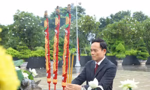 Bí thư Thành ủy TPHCM dâng hương tưởng niệm Anh hùng liệt sĩ