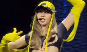 Bộ đồ bó sát của Lisa (BlackPink) bị chê phản cảm