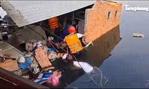 Sập nhà ven sông ở TPHCM