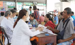 Tư vấn sức khỏe, cấp thuốc miễn phí cho người dân xã đảo TPHCM