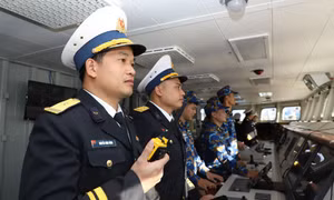 Chiến hạm Trần Hưng Đạo lần đầu tiên tới căn cứ Hải quân Kure