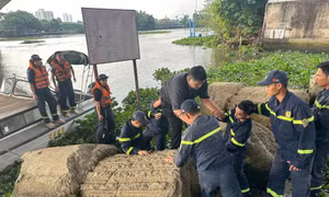 Cảnh sát cứu nam thanh niên nhảy cầu, bị cuốn trôi trên sông Sài Gòn