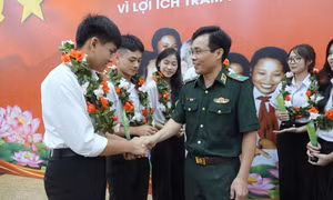 Hành trình vươn lên của con gái liệt sĩ và cậu bé người Chứt