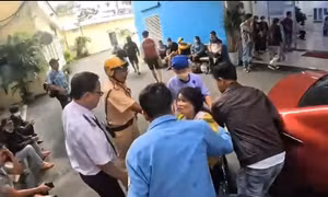 Clip CSGT 'mở đường' đưa thai phụ kịp đến bệnh viện sinh con