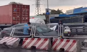 Va chạm container, ô tô lao vào dải phân cách ở TPHCM