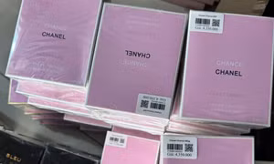 Triệt phá đường dây buôn bán 10.000 chai nước hoa Chanel, BVL, Versace giả