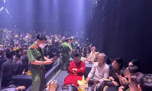 CLIP: Cảnh sát đột kích quán bar hơn 500 người ở TPHCM lúc rạng sáng