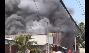 Cháy lớn ở Củ Chi, khói đen bốc cao hàng chục mét