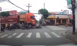 Clip: Thót tim cảnh tài xế xe máy bị cuốn vào gầm container, thoát chết kỳ diệu