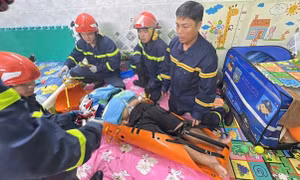 Cảnh sát giải cứu người đàn ông nặng 150 kg bị tai biến