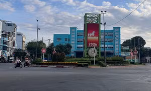 Đường TPHCM rộng thênh thang, bình yên sáng Mùng 1 Tết