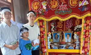 Miễn toàn bộ học phí cho hai anh em sinh viên mất cha mẹ vì lũ