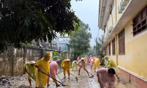 CSGT TP HCM vượt lũ ra Quy Nhơn hỗ trợ, người dân ‘mừng như gặp người thân'