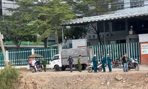 Phong tỏa hiện trường thi thể người đàn ông phân hủy dưới kênh ở TPHCM