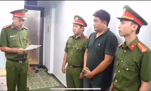 Công an TPHCM tạm giữ khẩn cấp tài xế đánh cụ ông giữa đường 