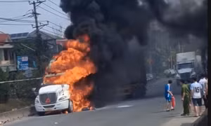 [CLIP] Xe đầu kéo bốc cháy ngùn ngụt trên quốc lộ qua Đồng Nai