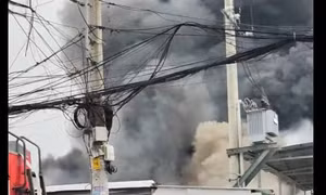 Clip: Lửa khói ngùn ngụt ở kho phế liệu tại TPHCM