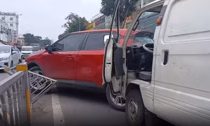 TPHCM: Ô tô mất lái tông dải phân cách, xảy ra va chạm liên hoàn