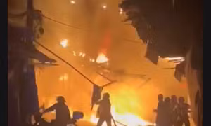 Cháy lớn ở TPHCM thiêu rụi nhiều căn nhà trong đêm