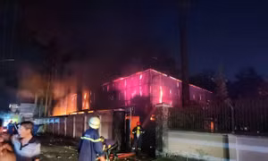 Nhà kho nhà thờ ở TPHCM cháy đỏ rực tối mùng 2 Tết