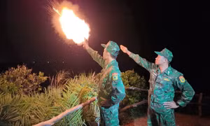 Bộ đội Biên phòng hướng dẫn tàu ở đặc khu Hoàng Sa vòng tránh bão Bualoi 