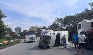 Xe container lật trên xa lộ Hà Nội, giao thông ùn tắc kéo dài nhiều giờ 