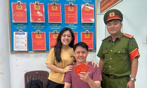 Đi lạc đúng ngày sinh nhật, người đàn ông Singapore được Công an TPHCM giúp đoàn tụ với người thân