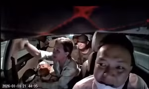 [Clip] CSGT đưa người dân đến bệnh viện cấp cứu gây 'sốt' mạng xã hội