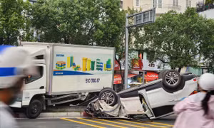 Xe ô tô lật chắn ngang đường, kẹt xe dài hơn 2km