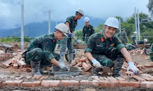 48 học viên gác đồ án tốt nghiệp lên vùng lũ dựng nhà cho đồng bào