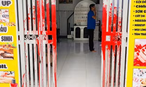 Tạt sơn nhầm nhà, 2 đối tượng bị bắt
