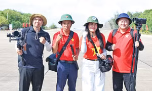 Tác giả (thứ 2 từ trái sang) và đồng nghiệp tác nghiệp trên đảo Trường Sa