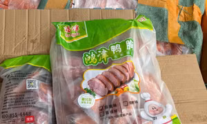 Phát hiện gần 29 tấn thực phẩm đông lạnh 'vô chủ' trên đường vào TPHCM 