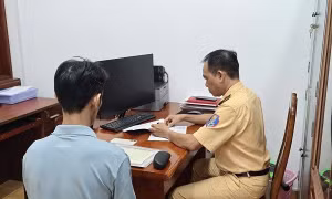 Tài xế ô tô nhận 'cái kết đắng' khi cố vượt rào chắn đường sắt 