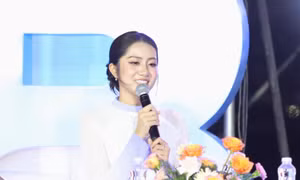Hoa hậu Hà Trúc Linh, Bảo Ngọc lan tỏa nét đẹp truyền thống Việt Nam trước chợ Bến Thành