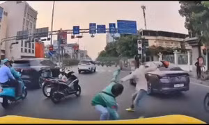 [Clip] Hai người đàn ông 'tỉ thí võ thuật' giữa đường phố TPHCM 